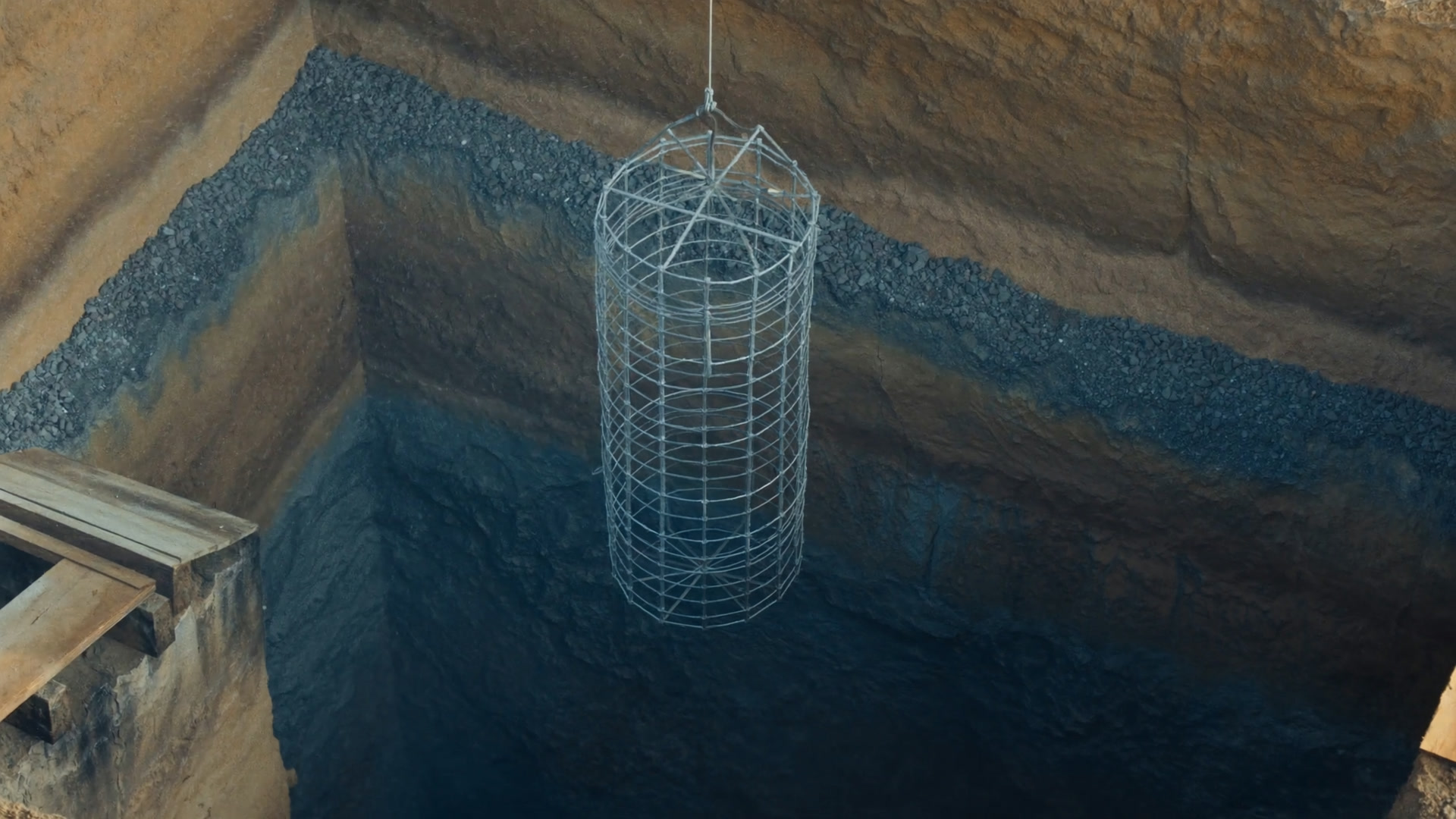 Donatı kafesi, katmanlı toprak duvarın önünde kuyuya indirilirken